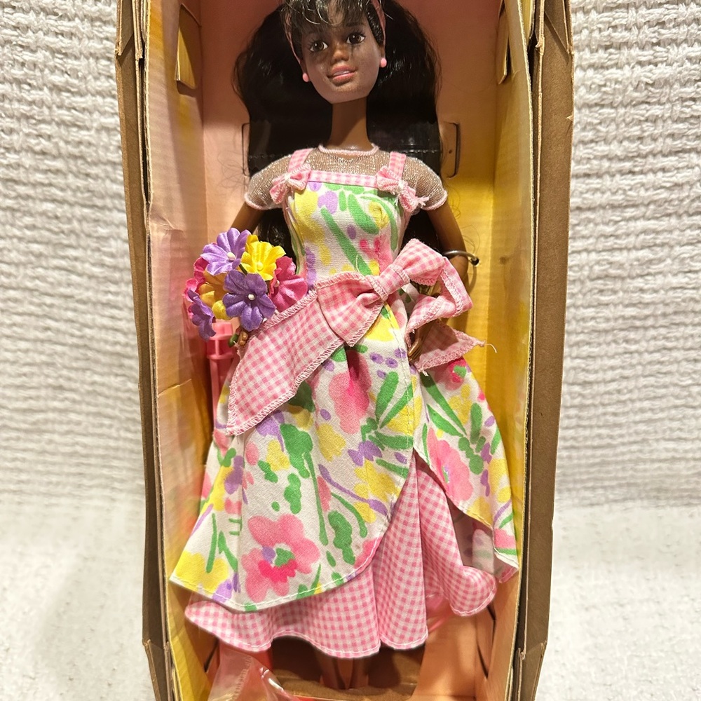 Avon Spring Collection Barbies - Picture 3 of 6